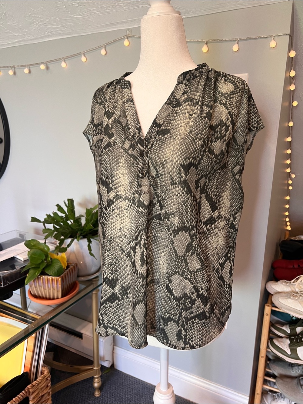 Banana Republic Black & Cream Snake-Print V-Neck Blouse